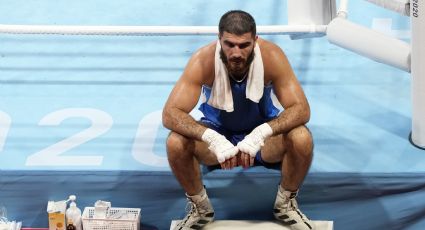 El boxeador francés Mourad Aliev protesta por descalificación y permanece una hora sentado en el ring