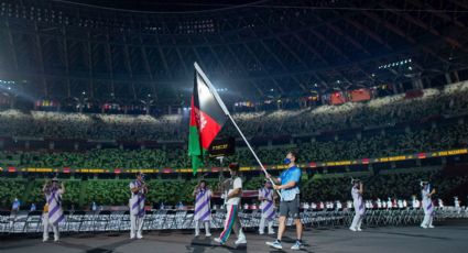 La bandera de Afganistán desfila sin sus atletas en la inauguración de los Juegos Paralímpicos