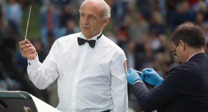 Con batuta en mano, director de orquesta se vacuna contra la Covid-19 en un concierto en Budapest