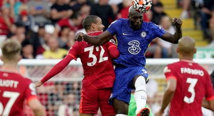 El Chelsea sobrevive a una 'cruenta' batalla en Anfield y empata con uno menos ante Liverpool