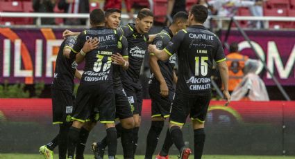 Chivas gana con penalti repetido de último minuto y Vucetich toma oxígeno