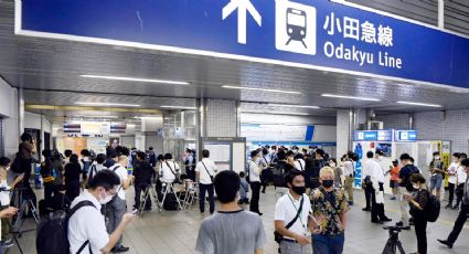 Hombre apuñala a 10 pasajeros en tren suburbano de Tokio, Japón