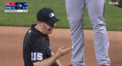 ¡Dramático! Umpire recibe fuerte pelotazo en el rostro en partido entre Cardinals y Mets