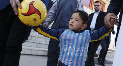 El niño afgano que usó una bolsa de plástico como playera de Messi pide ayuda para huir de los talibanes