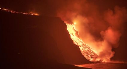 Lava del volcán en isla La Palma llega al océano y produce gases tóxicos