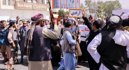 Talibanes dispersan manifestación en Kabul con disparos al aire y arrestan a periodistas