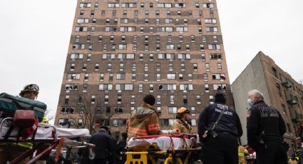 Reportan en condición crítica a hospitalizados tras incendio en Nueva York; alcalde ajusta cifra de muertos a 17