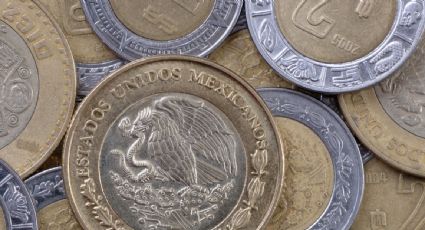 Peso mexicano y bolsa caen en sesión volátil tras postura restrictiva de Fed