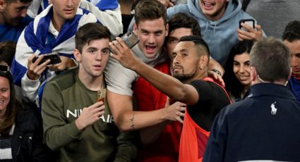 Nick Kyrgios celebra sin sana distancia en Australia… Se toma fotos con fans y hasta bebe cerveza