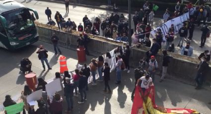 Comunidad del CIDE protesta contra la modificación de sus estatutos y bloquea la carretera México-Toluca