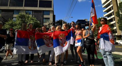 Djokovic recibe muestras de apoyo desde Serbia y hasta el hotel donde está retenido en Melborune