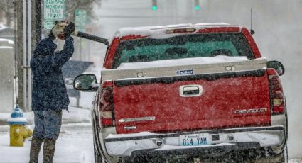 Tormenta invernal azota tres estados del sur de EU; nevadas provocan cierres carreteros