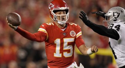 Chiefs remontan a Raiders con 'festival aéreo' de Mahomes y Kelce