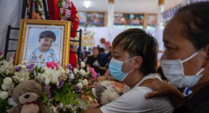 Familiares de los niños asesinados en el tiroteo en una guardería en Tailandia finalizan los funerales de tres días