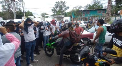 Transportistas en Guerrero agredieron con palos a normalistas que cerraron la Autopista del Sol