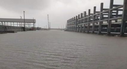 Jesús Ramírez acepta que hubo una inundación en la refinería de Dos Bocas, pero la minimiza: "Se anega cuando llueve"