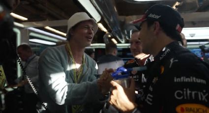 Brad Pitt saluda efusivamente a Checo Pérez durante las prácticas del GP de Estados Unidos