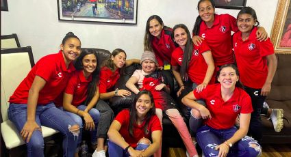 Jugadoras del Atlas conviven con Darinka, rojinegra de corazón y paciente de la Fundación ‘Nariz Roja’, que recibió un regalo muy especial