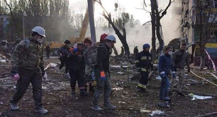 Ataques rusos contra la ciudad de Zaporiyia dejan 17 muertos; "responderán ante la ley los responsables de las agresiones", advierte Zelenski