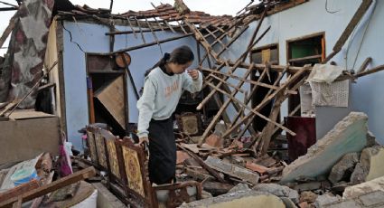 Sube a 162 la cifra de muertos por el sismo de 5.6 en Indonesia; continúan las labores de rescate