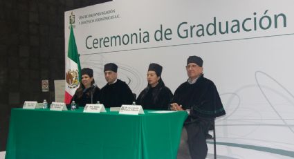 Alumnos del CIDE exigen la renuncia del director Romero Tellaeche en ceremonia de graduación