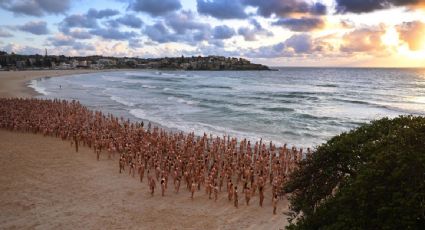 Se desnudan 2 mil 500 personas en las playas de Sidney para el fotógrafo Spencer Tunick