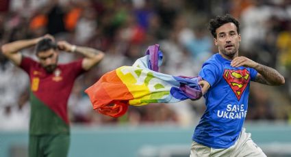 Fanático irrumpe el Portugal-Uruguay con una bandera de arcoíris... Pide salvar a Ucrania y respeto para las mujeres iraníes