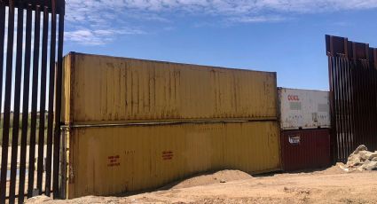 Ambientalistas protestan en la frontera contra muro de contenedores colocado entre Arizona y Sonora