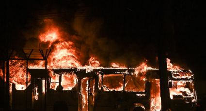 Simpatizantes de Bolsonaro quemaron al menos trece vehículos en los disturbios registrados anoche en Brasilia