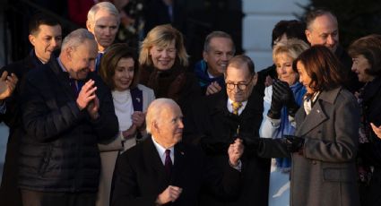 Biden firma la ley que protege los matrimonios igualitarios e interraciales en EU