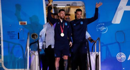 La Copa del Mundo llega a Argentina, donde miles de aficionados reciben a los campeones de madrugada