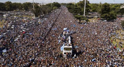 Presidente de Argentina justifica el caótico desfile de los Campeones del Mundo: "Si ves la alegría, el objetivo se cumplió"