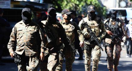 El presidente Bukele cerca con militares un barrio de la capital de El Salvador para detener a pandilleros