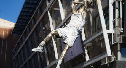 Dirk Nowitzki es 'eterno'... Mavericks develan estatua del exbasquetbolista alemán