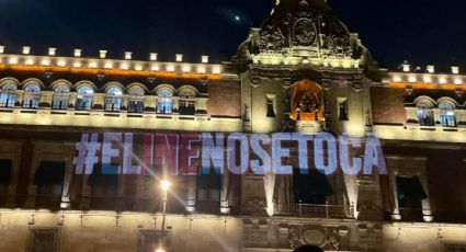 “El INE no se toca”: activistas celebran el rechazo de la reforma electoral de AMLO con proyección en Palacio Nacional