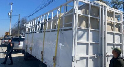 INM detecta a 59 migrantes en contenedores de agua en vehículo de carga en Nuevo León