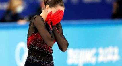 La patinadora rusa Kamila Valieva, señalada por doping positivo, queda fuera del podio y estalla en llanto
