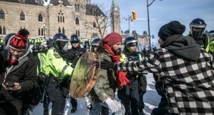 Policía de Ottawa dispersa buena parte de la protesta antivacunas con gas pimienta y garrotes