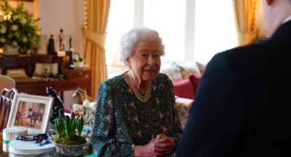 La reina Isabel II da positivo a Covid-19; presenta síntomas leves, informa el Palacio de Buckingham