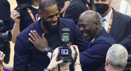 LeBron James y Michael Jordan se roban los reflectores durante la celebración de los 75 mejores jugadores de la NBA
