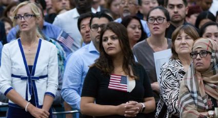 Migrantes latinos tienen menos probabilidades que los blancos de obtener ciudadanía en EU, señala estudio de la USC