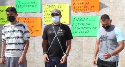 Migrantes se encadenan para exigir que les entreguen visas humanitarias en Tapachula