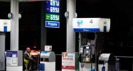Legisladores piden al gobierno de Biden suspender el impuesto a las gasolinas tras subida de precio del petróleo