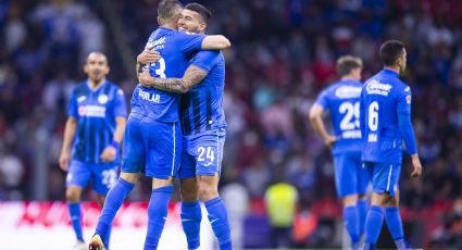 Cruz Azul vence a Pumas con una tijera ‘a lo Negrete’ en un Estadio Azteca semivacío