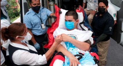 ‘El Razor’, último aficionado del Atlas que estaba en el hospital, es dado de alta y le regalan una playera de Gallos