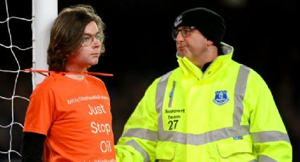 Aficionado salta al campo en el Everton-Newcastle y se amarra al poste de una portería para protestar por el uso del petróleo