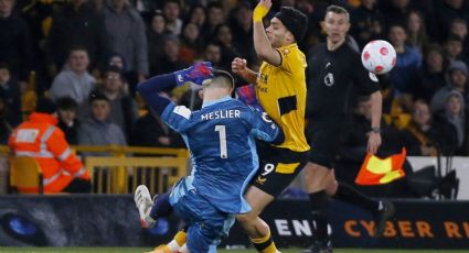 Raúl Jiménez se viste de villano... Lo expulsan y el Wolverhampton pierde una ventaja de dos goles para caer ante el Leeds