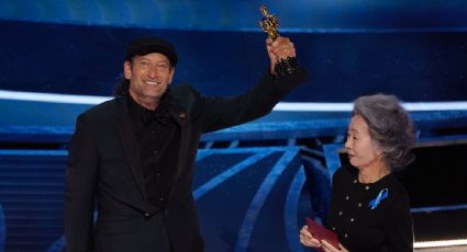 Troy Kotsur se convierte en el primer hombre sordo en ganar el Óscar como mejor actor de reparto por "CODA"