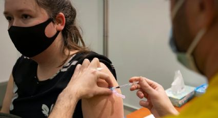 La FDA aprueba la aplicación de una cuarta dosis de las vacunas de Pfizer y Moderna contra la Covid en personas con más de 50 años