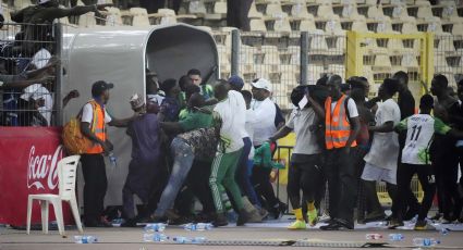 Aficionados invaden cancha tras la eliminación de Nigeria ante Ghana, que les arrebató el boleto al Mundial de Qatar